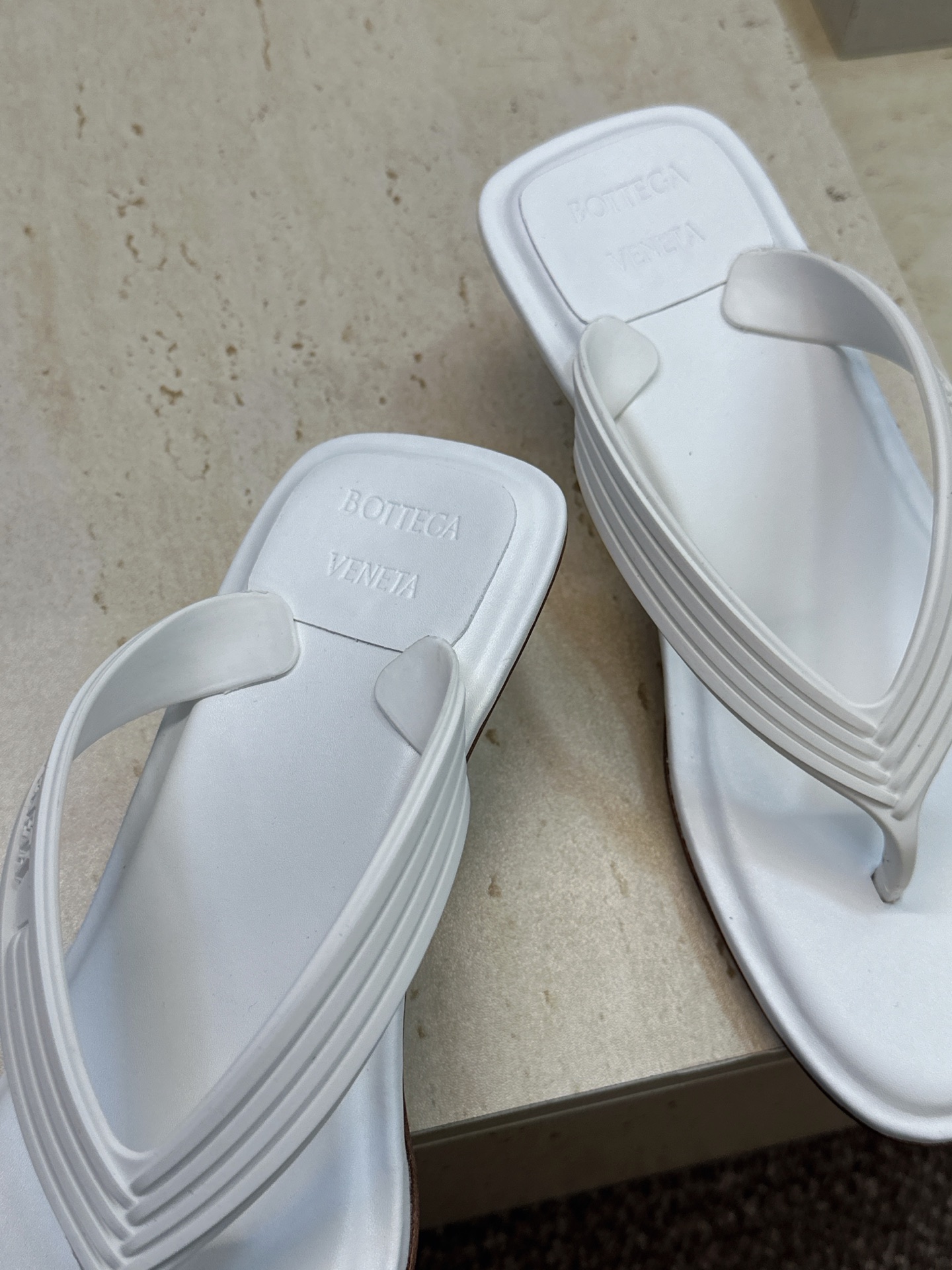 Bottega Veneta 葆蝶家2026春夏新款SamPieri Flat Thong 沙滩女鞋 BV字母logo高 Bottega Veneta 葆蝶家2026春夏新款SamPieri Flat Thong 沙滩女鞋 BV字母logo高