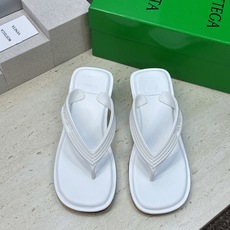Bottega Veneta 葆蝶家2026春夏新款SamPieri Flat Thong 沙滩女鞋 BV字母logo高 Bottega Veneta 葆蝶家2026春夏新款SamPieri Flat Thong 沙滩女鞋 BV字母logo高