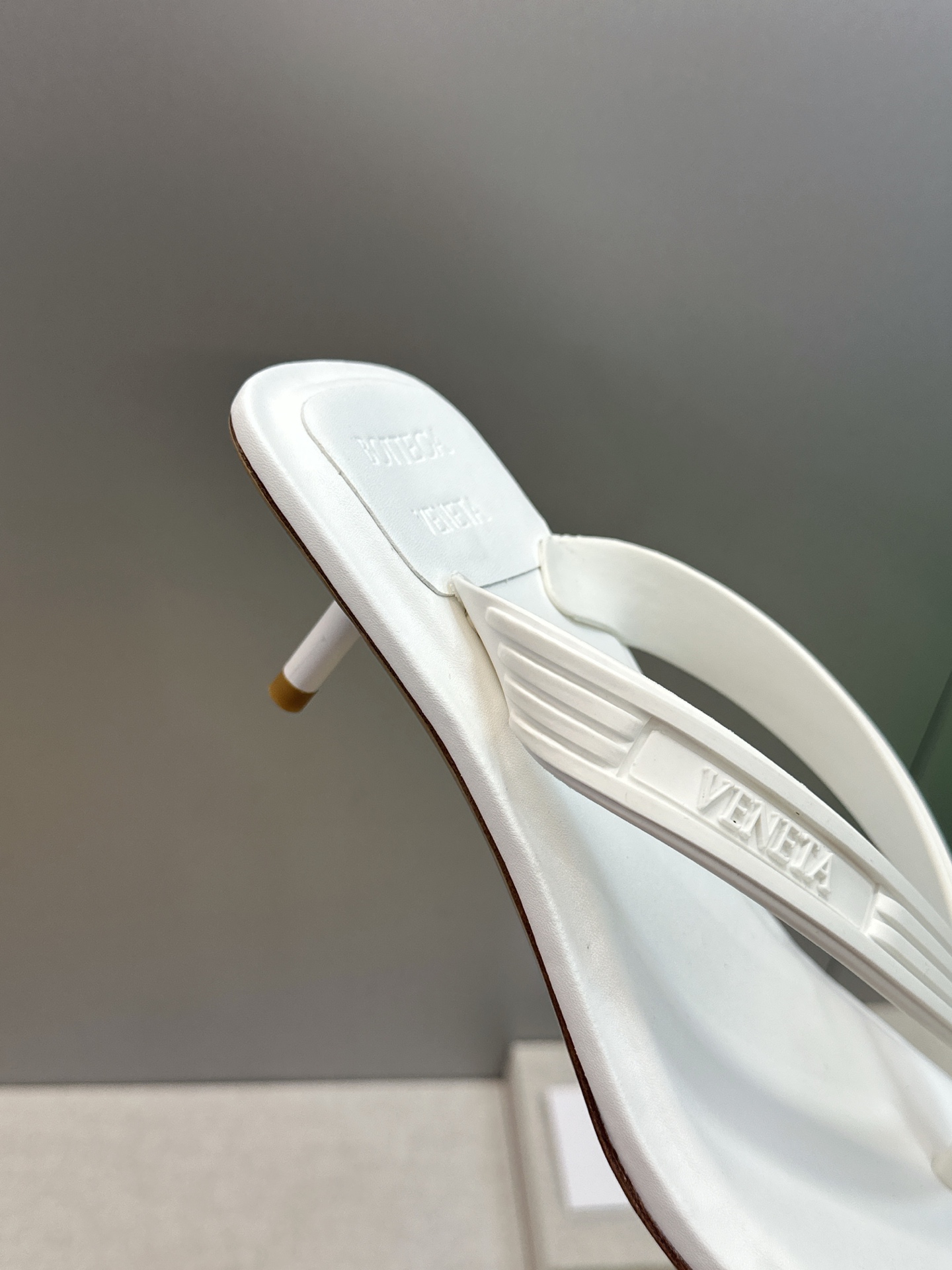 Bottega Veneta 葆蝶家2026春夏新款SamPieri Flat Thong 沙滩女鞋 BV字母logo高 Bottega Veneta 葆蝶家2026春夏新款SamPieri Flat Thong 沙滩女鞋 BV字母logo高