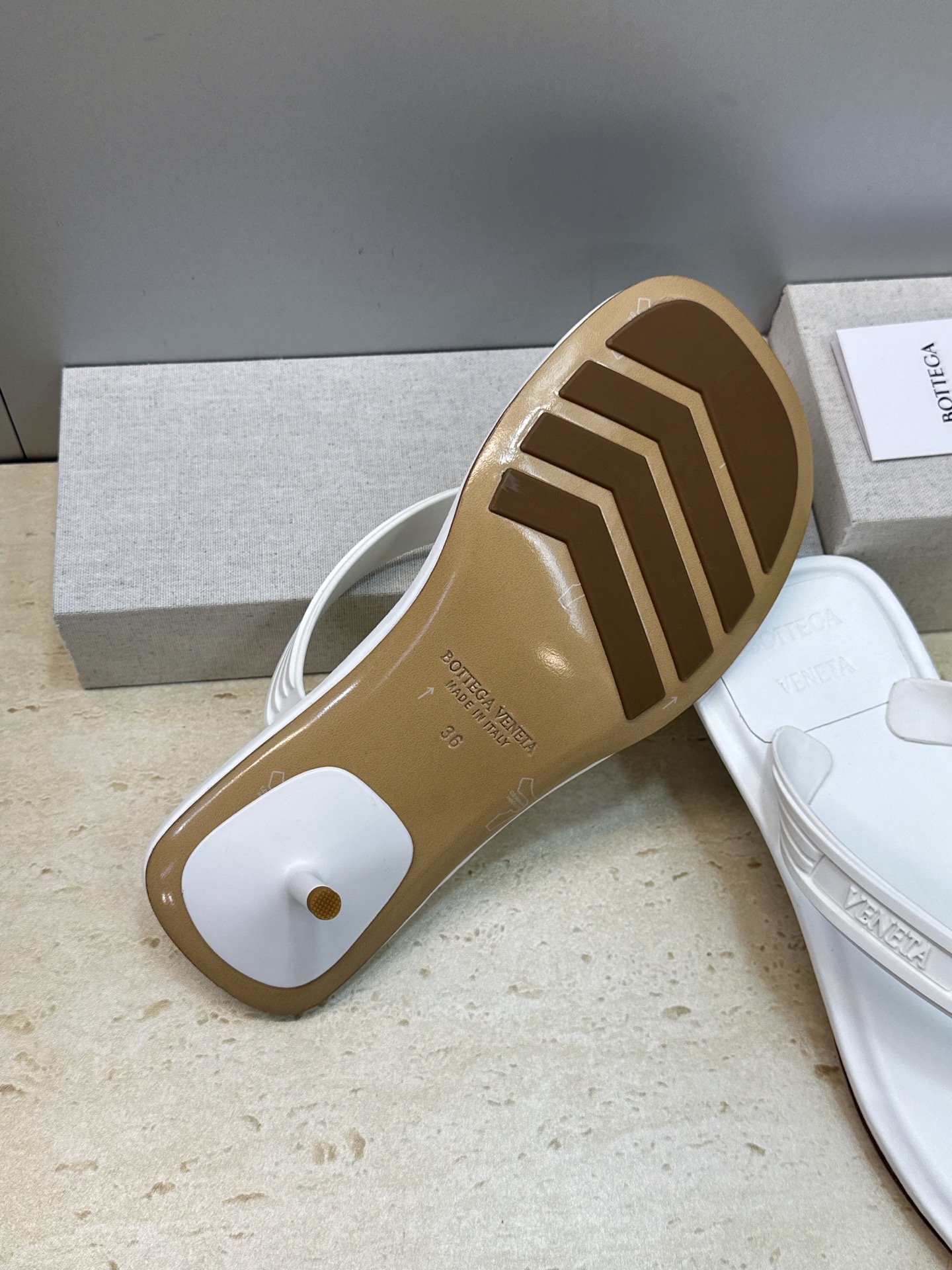 Bottega Veneta 葆蝶家2026春夏新款SamPieri Flat Thong 沙滩女鞋 BV字母logo高 Bottega Veneta 葆蝶家2026春夏新款SamPieri Flat Thong 沙滩女鞋 BV字母logo高