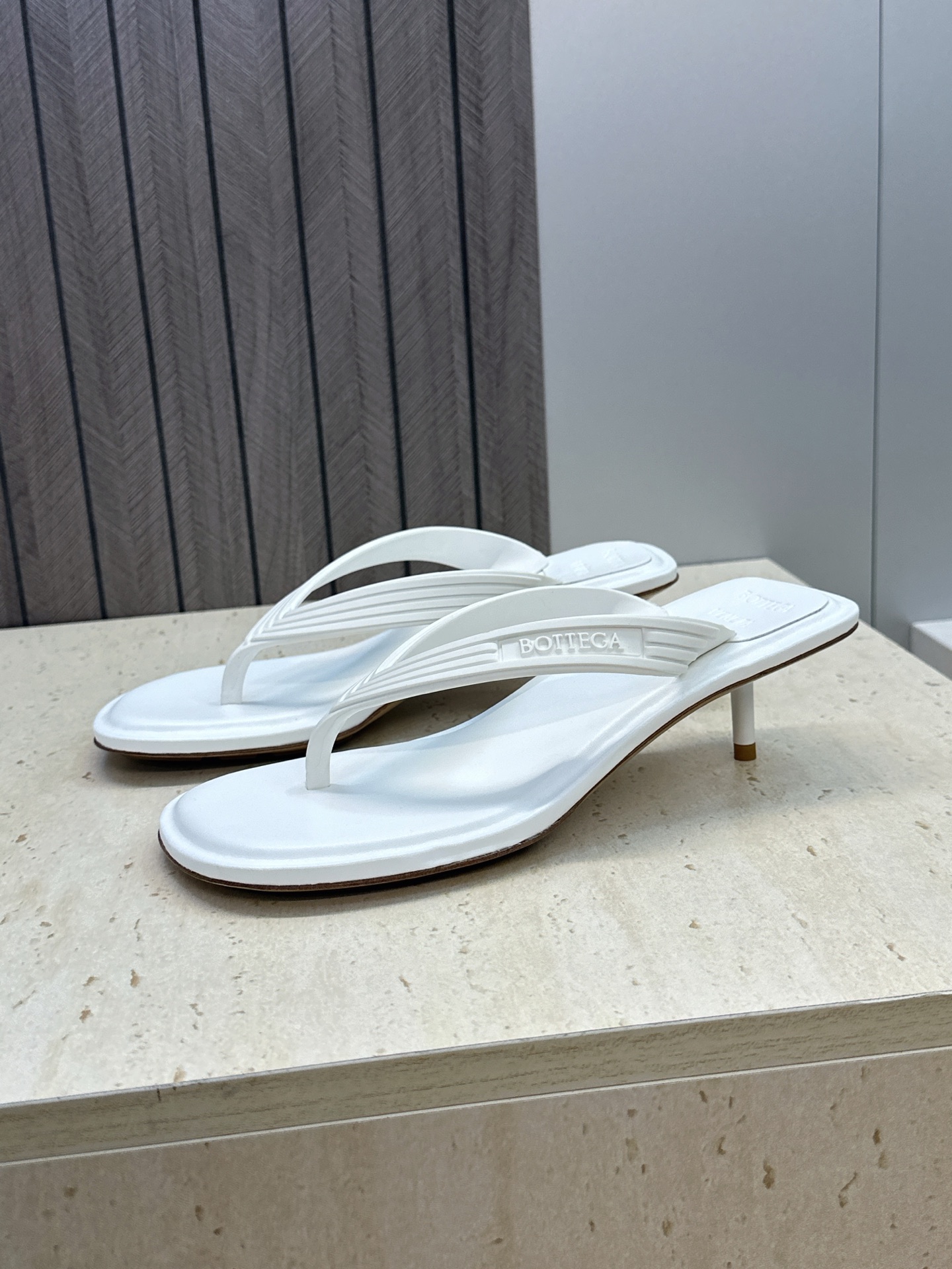Bottega Veneta 葆蝶家2026春夏新款SamPieri Flat Thong 沙滩女鞋 BV字母logo高 Bottega Veneta 葆蝶家2026春夏新款SamPieri Flat Thong 沙滩女鞋 BV字母logo高