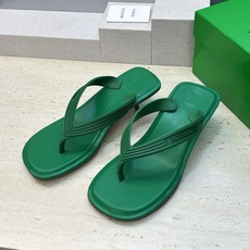 Bottega Veneta 葆蝶家2026春夏新款SamPieri Flat Thong 沙滩女鞋 BV字母logo高 Bottega Veneta 葆蝶家2026春夏新款SamPieri Flat Thong 沙滩女鞋 BV字母logo高