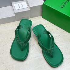 Bottega Veneta 葆蝶家2026春夏新款SamPieri Flat Thong 沙滩女鞋 BV字母logo高 Bottega Veneta 葆蝶家2026春夏新款SamPieri Flat Thong 沙滩女鞋 BV字母logo高