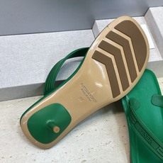 Bottega Veneta 葆蝶家2026春夏新款SamPieri Flat Thong 沙滩女鞋 BV字母logo高 Bottega Veneta 葆蝶家2026春夏新款SamPieri Flat Thong 沙滩女鞋 BV字母logo高