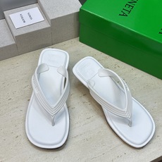 Bottega Veneta 葆蝶家2026春夏新款SamPieri Flat Thong 沙滩女鞋 BV字母logo高 Bottega Veneta 葆蝶家2026春夏新款SamPieri Flat Thong 沙滩女鞋 BV字母logo高