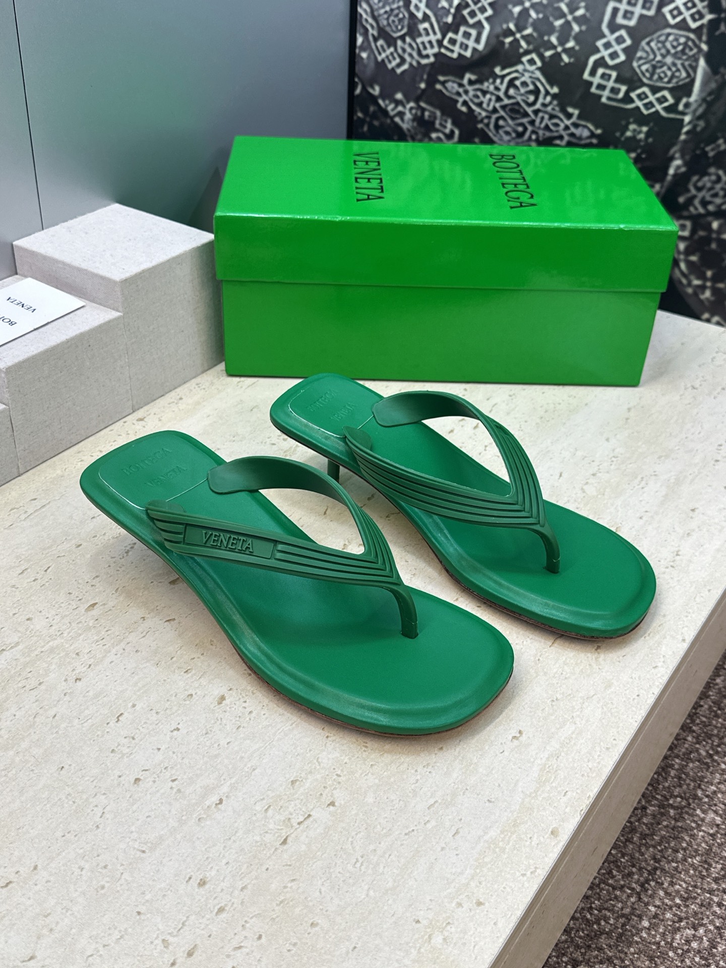 NO:926649,Bottega Veneta 2026 spring and summer new style Sampieri Flat Thong beach women's shoes BV letter logo high-heeled square toe flip-flops Material: upper original open-molded Tpu one-piece material + water-dyed sheepskin feet + Italian injection molded leather outsole Heel height: 5CM Size: Women's size 35-42 (40.41.42 customization is not returnable), split-toe shoes, bottega veneta, bottega  veneta,bottega veneta,slippers,sheepskin,Leather soles19860909Bottega Veneta 葆蝶家2026春夏新款Sampieri Flat Thong 沙滩女鞋 BV字母logo高跟方头夹趾人字拖鞋 材质:鞋面原版开模Tpu一体成型材料+水染羊皮垫脚+意大利注塑真皮大底 跟高:5CM Size : 女码35-42(40.41.42定制不退换）,分趾鞋,bottega veneta,bottega veneta,bottega veneta,slippers,sheepskin,Leather soles,Women's Shoes