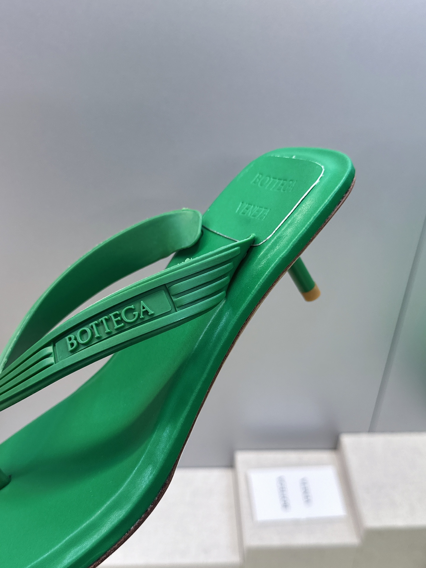 Bottega Veneta 葆蝶家2026春夏新款SamPieri Flat Thong 沙滩女鞋 BV字母logo高 Bottega Veneta 葆蝶家2026春夏新款SamPieri Flat Thong 沙滩女鞋 BV字母logo高