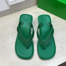 Bottega Veneta 葆蝶家2026春夏新款SamPieri Flat Thong 沙滩女鞋 BV字母logo高 Bottega Veneta 葆蝶家2026春夏新款SamPieri Flat Thong 沙滩女鞋 BV字母logo高