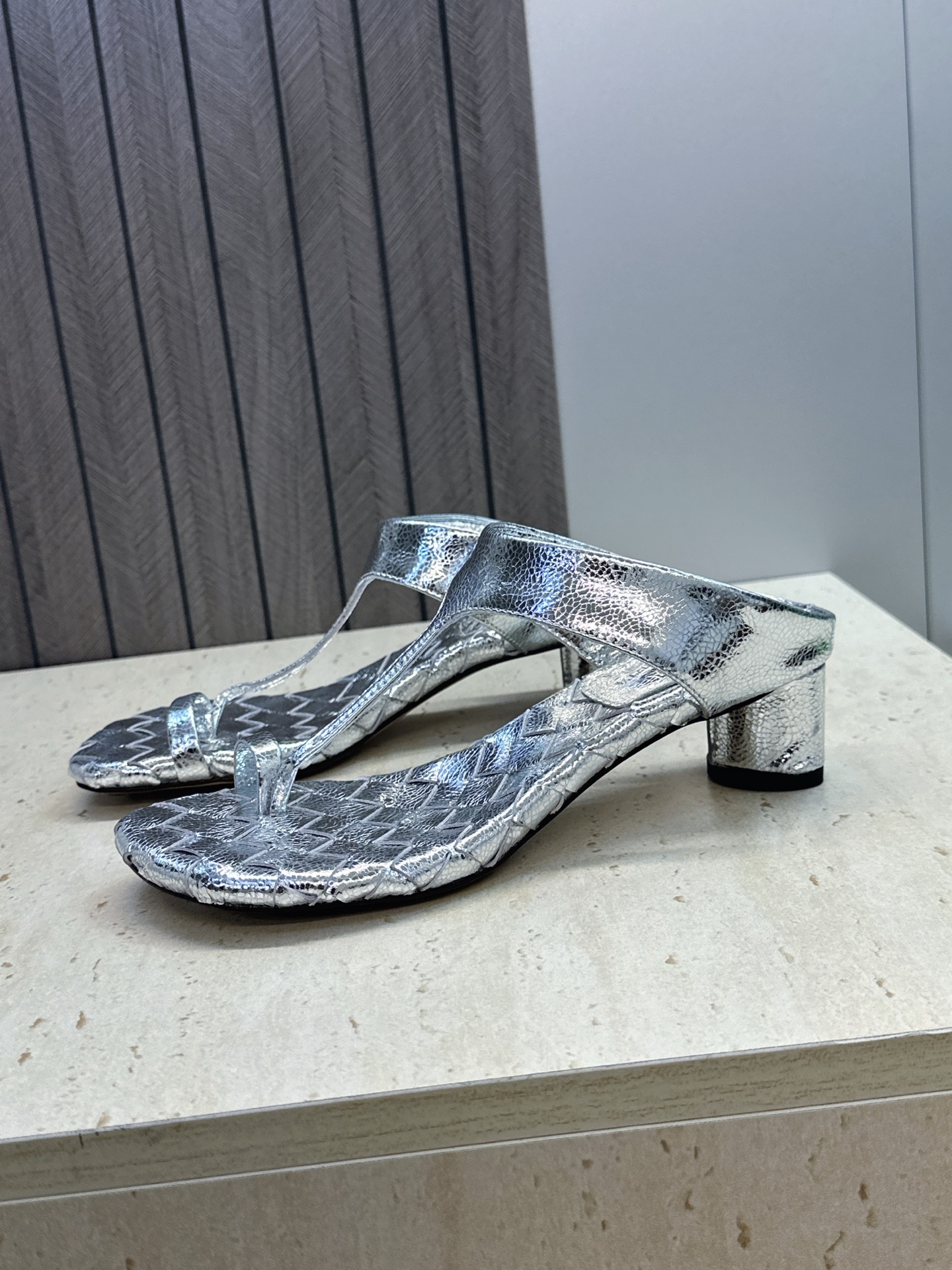 Bottega Veneta 葆蝶家2026春夏新款粗跟编织女鞋 BV字母logo中跟方头夹趾凉拖鞋 材质:鞋面进口小牛 Bottega Veneta 葆蝶家2026春夏新款粗跟编织女鞋 BV字母logo中跟方头夹趾凉拖鞋 材质:鞋面进口小牛