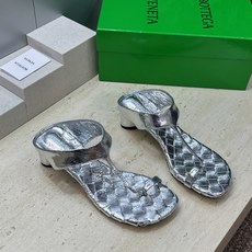 Bottega Veneta 葆蝶家2026春夏新款粗跟编织女鞋 BV字母logo中跟方头夹趾凉拖鞋 材质:鞋面进口小牛 Bottega Veneta 葆蝶家2026春夏新款粗跟编织女鞋 BV字母logo中跟方头夹趾凉拖鞋 材质:鞋面进口小牛