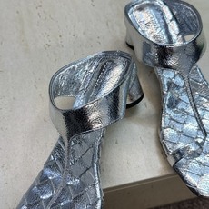 Bottega Veneta 葆蝶家2026春夏新款粗跟编织女鞋 BV字母logo中跟方头夹趾凉拖鞋 材质:鞋面进口小牛 Bottega Veneta 葆蝶家2026春夏新款粗跟编织女鞋 BV字母logo中跟方头夹趾凉拖鞋 材质:鞋面进口小牛