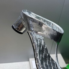 Bottega Veneta 葆蝶家2026春夏新款粗跟编织女鞋 BV字母logo中跟方头夹趾凉拖鞋 材质:鞋面进口小牛 Bottega Veneta 葆蝶家2026春夏新款粗跟编织女鞋 BV字母logo中跟方头夹趾凉拖鞋 材质:鞋面进口小牛