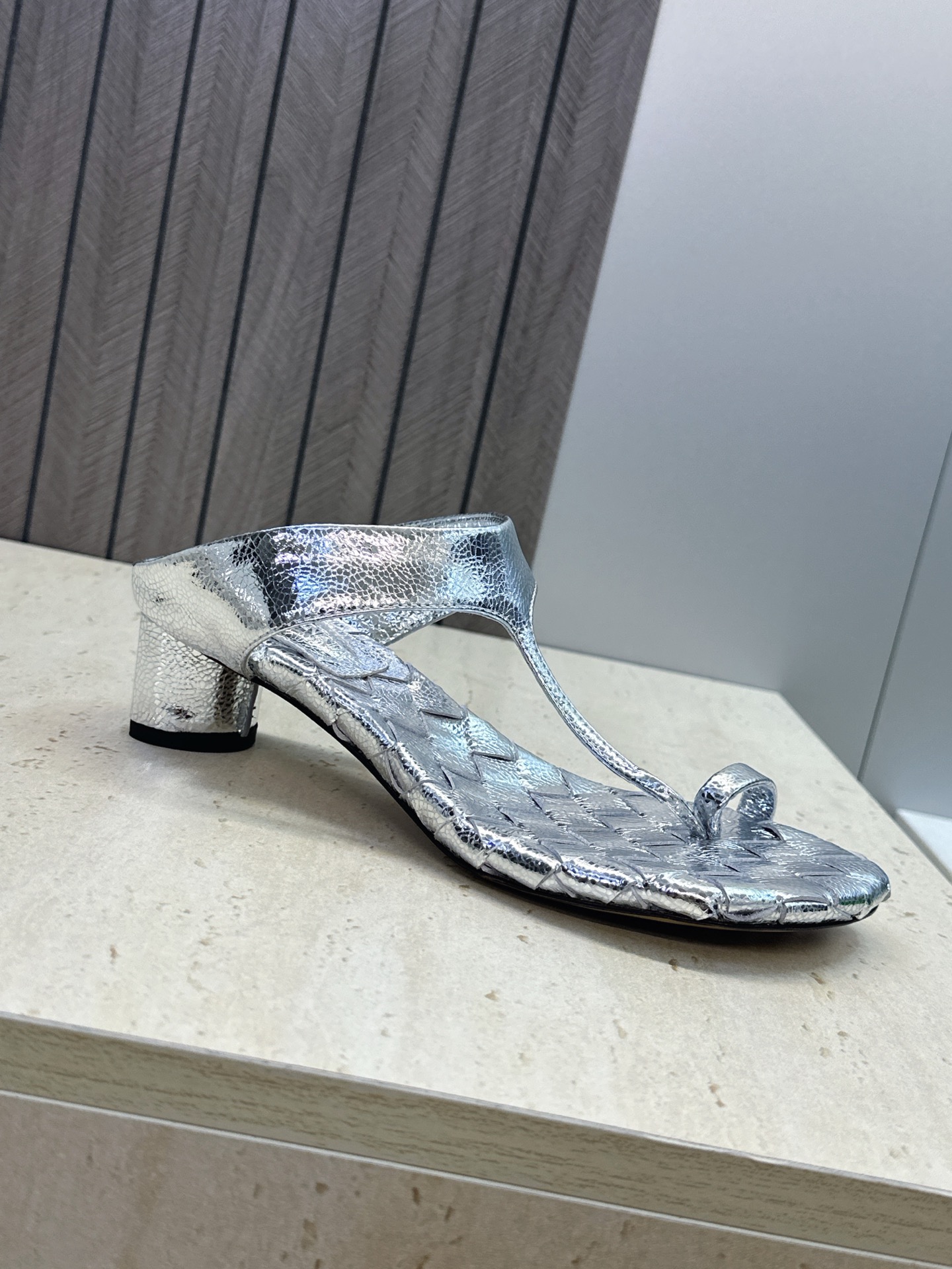 Bottega Veneta 葆蝶家2026春夏新款粗跟编织女鞋 BV字母logo中跟方头夹趾凉拖鞋 材质:鞋面进口小牛 Bottega Veneta 葆蝶家2026春夏新款粗跟编织女鞋 BV字母logo中跟方头夹趾凉拖鞋 材质:鞋面进口小牛