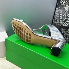 Bottega Veneta 葆蝶家2026春夏新款粗跟编织女鞋 BV字母logo中跟方头夹趾凉拖鞋 材质:鞋面进口小牛 Bottega Veneta 葆蝶家2026春夏新款粗跟编织女鞋 BV字母logo中跟方头夹趾凉拖鞋 材质:鞋面进口小牛