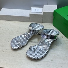 Bottega Veneta 葆蝶家2026春夏新款粗跟编织女鞋 BV字母logo中跟方头夹趾凉拖鞋 材质:鞋面进口小牛 Bottega Veneta 葆蝶家2026春夏新款粗跟编织女鞋 BV字母logo中跟方头夹趾凉拖鞋 材质:鞋面进口小牛
