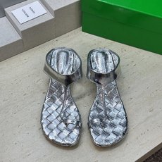 Bottega Veneta 葆蝶家2026春夏新款粗跟编织女鞋 BV字母logo中跟方头夹趾凉拖鞋 材质:鞋面进口小牛 Bottega Veneta 葆蝶家2026春夏新款粗跟编织女鞋 BV字母logo中跟方头夹趾凉拖鞋 材质:鞋面进口小牛