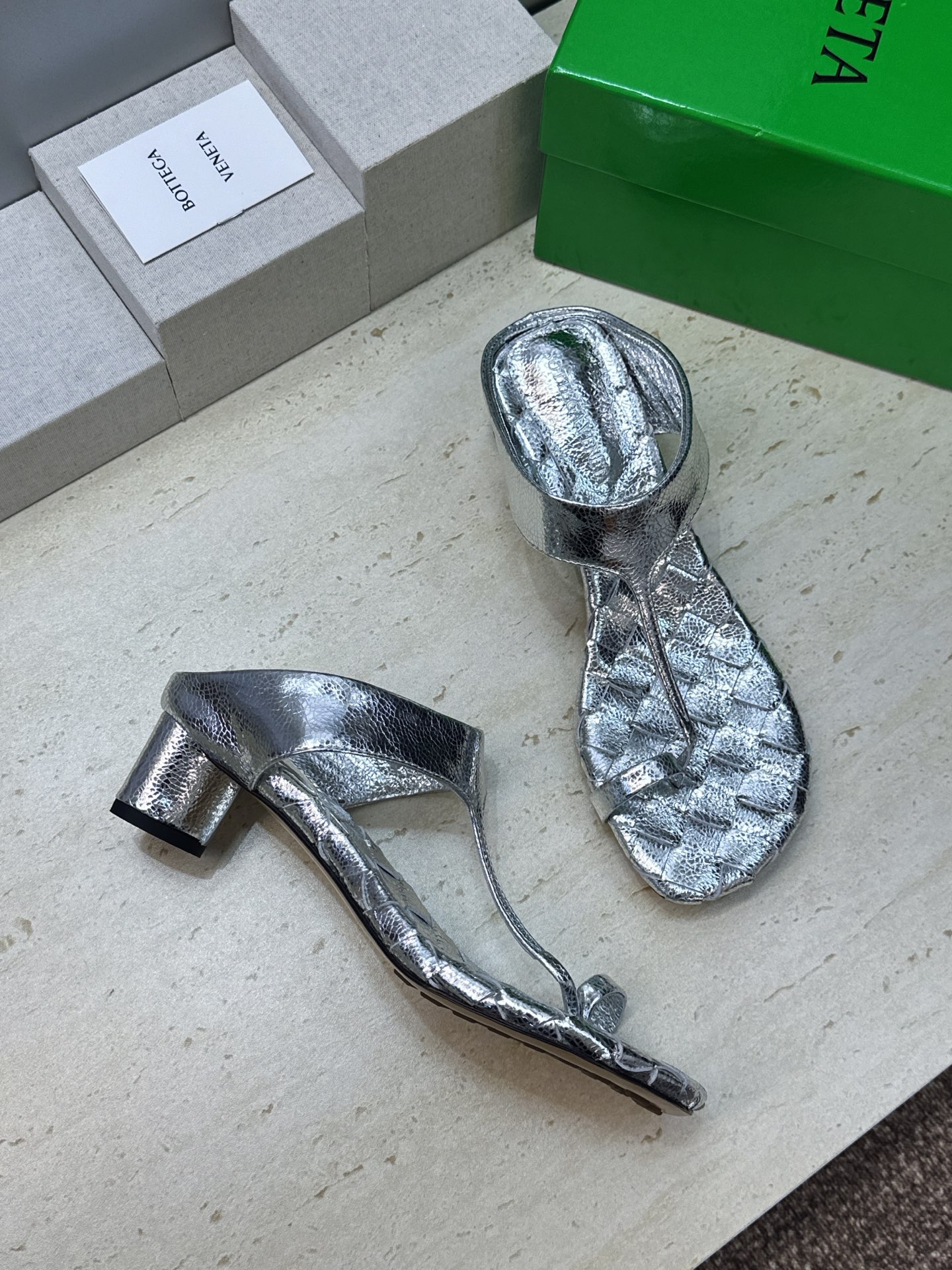 Bottega Veneta 葆蝶家2026春夏新款粗跟编织女鞋 BV字母logo中跟方头夹趾凉拖鞋 材质:鞋面进口小牛 Bottega Veneta 葆蝶家2026春夏新款粗跟编织女鞋 BV字母logo中跟方头夹趾凉拖鞋 材质:鞋面进口小牛
