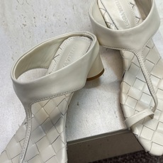 Bottega Veneta 葆蝶家2026春夏新款粗跟编织女鞋 BV字母logo中跟方头夹趾凉拖鞋 材质:鞋面进口小牛 Bottega Veneta 葆蝶家2026春夏新款粗跟编织女鞋 BV字母logo中跟方头夹趾凉拖鞋 材质:鞋面进口小牛