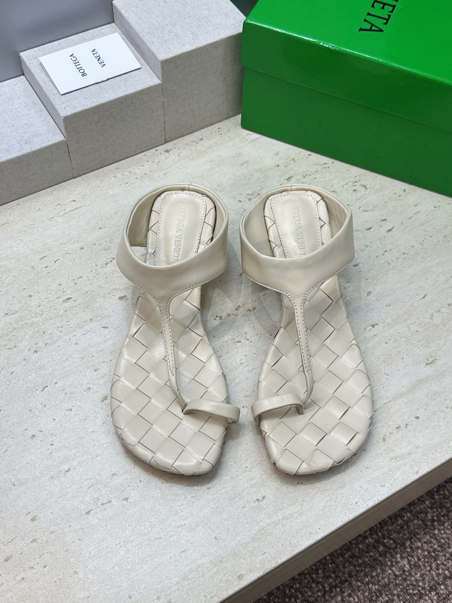 Bottega Veneta 葆蝶家2026春夏新款粗跟编织女鞋 BV字母logo中跟方头夹趾凉拖鞋 材质:鞋面进口小牛 Bottega Veneta 葆蝶家2026春夏新款粗跟编织女鞋 BV字母logo中跟方头夹趾凉拖鞋 材质:鞋面进口小牛