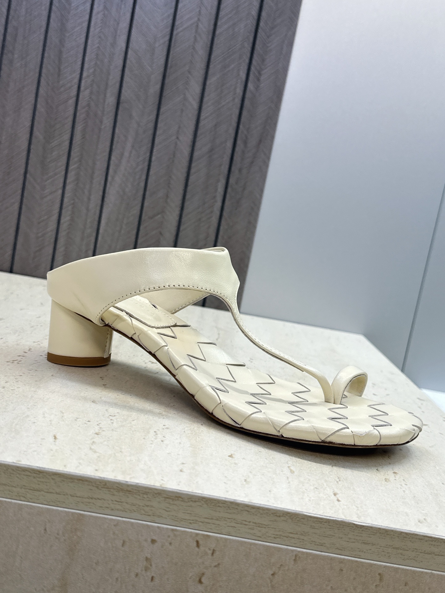 Bottega Veneta 葆蝶家2026春夏新款粗跟编织女鞋 BV字母logo中跟方头夹趾凉拖鞋 材质:鞋面进口小牛 Bottega Veneta 葆蝶家2026春夏新款粗跟编织女鞋 BV字母logo中跟方头夹趾凉拖鞋 材质:鞋面进口小牛