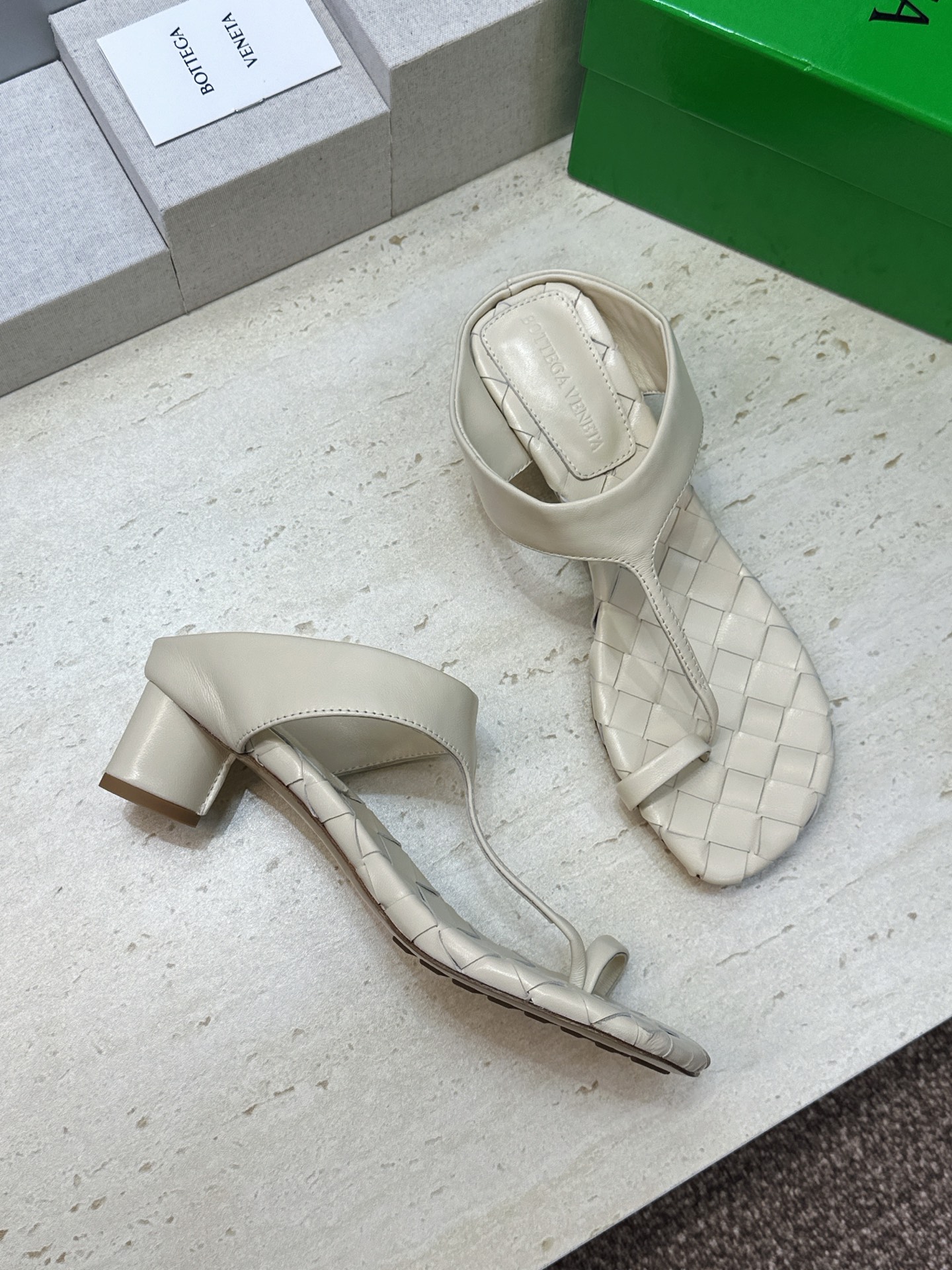Bottega Veneta 葆蝶家2026春夏新款粗跟编织女鞋 BV字母logo中跟方头夹趾凉拖鞋 材质:鞋面进口小牛 Bottega Veneta 葆蝶家2026春夏新款粗跟编织女鞋 BV字母logo中跟方头夹趾凉拖鞋 材质:鞋面进口小牛