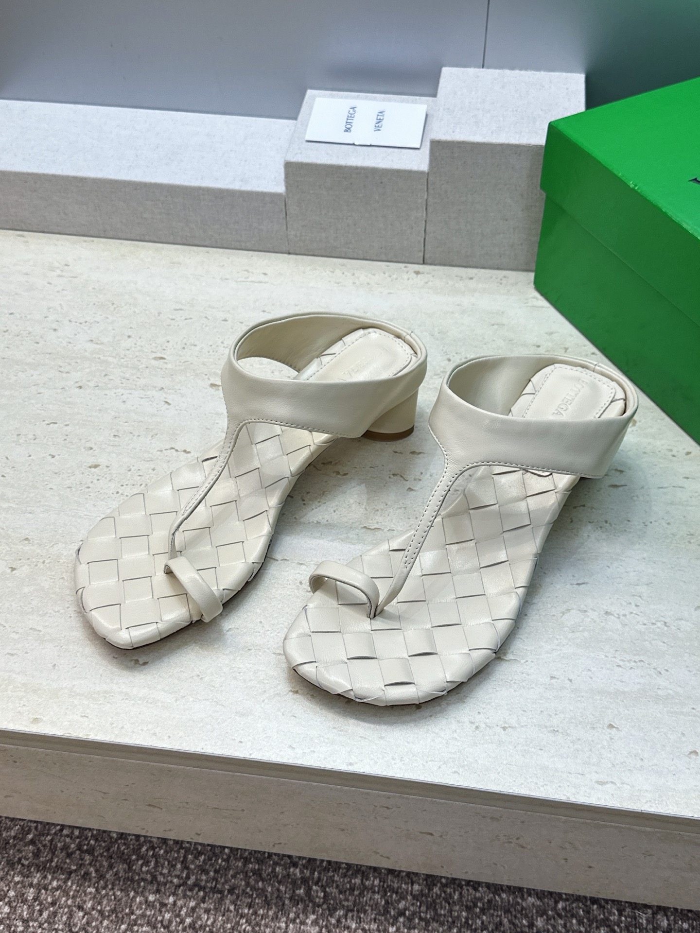 Bottega Veneta 葆蝶家2026春夏新款粗跟编织女鞋 BV字母logo中跟方头夹趾凉拖鞋 材质:鞋面进口小牛 Bottega Veneta 葆蝶家2026春夏新款粗跟编织女鞋 BV字母logo中跟方头夹趾凉拖鞋 材质:鞋面进口小牛
