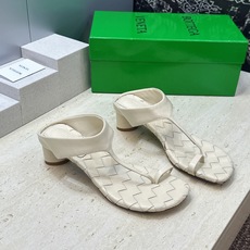 Bottega Veneta 葆蝶家2026春夏新款粗跟编织女鞋 BV字母logo中跟方头夹趾凉拖鞋 材质:鞋面进口小牛 Bottega Veneta 葆蝶家2026春夏新款粗跟编织女鞋 BV字母logo中跟方头夹趾凉拖鞋 材质:鞋面进口小牛