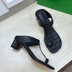 Bottega Veneta 葆蝶家2026春夏新款粗跟编织女鞋 BV字母logo中跟方头夹趾凉拖鞋 材质:鞋面进口小牛 Bottega Veneta 葆蝶家2026春夏新款粗跟编织女鞋 BV字母logo中跟方头夹趾凉拖鞋 材质:鞋面进口小牛