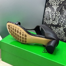 Bottega Veneta 葆蝶家2026春夏新款粗跟编织女鞋 BV字母logo中跟方头夹趾凉拖鞋 材质:鞋面进口小牛 Bottega Veneta 葆蝶家2026春夏新款粗跟编织女鞋 BV字母logo中跟方头夹趾凉拖鞋 材质:鞋面进口小牛