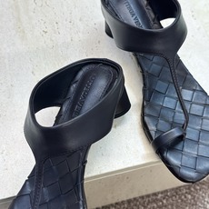 Bottega Veneta 葆蝶家2026春夏新款粗跟编织女鞋 BV字母logo中跟方头夹趾凉拖鞋 材质:鞋面进口小牛 Bottega Veneta 葆蝶家2026春夏新款粗跟编织女鞋 BV字母logo中跟方头夹趾凉拖鞋 材质:鞋面进口小牛