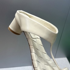 Bottega Veneta 葆蝶家2026春夏新款粗跟编织女鞋 BV字母logo中跟方头夹趾凉拖鞋 材质:鞋面进口小牛 Bottega Veneta 葆蝶家2026春夏新款粗跟编织女鞋 BV字母logo中跟方头夹趾凉拖鞋 材质:鞋面进口小牛