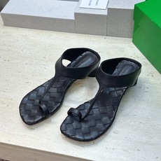 Bottega Veneta 葆蝶家2026春夏新款粗跟编织女鞋 BV字母logo中跟方头夹趾凉拖鞋 材质:鞋面进口小牛 Bottega Veneta 葆蝶家2026春夏新款粗跟编织女鞋 BV字母logo中跟方头夹趾凉拖鞋 材质:鞋面进口小牛