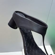 Bottega Veneta 葆蝶家2026春夏新款粗跟编织女鞋 BV字母logo中跟方头夹趾凉拖鞋 材质:鞋面进口小牛 Bottega Veneta 葆蝶家2026春夏新款粗跟编织女鞋 BV字母logo中跟方头夹趾凉拖鞋 材质:鞋面进口小牛