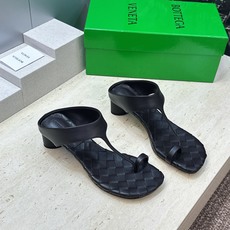 Bottega Veneta 葆蝶家2026春夏新款粗跟编织女鞋 BV字母logo中跟方头夹趾凉拖鞋 材质:鞋面进口小牛 Bottega Veneta 葆蝶家2026春夏新款粗跟编织女鞋 BV字母logo中跟方头夹趾凉拖鞋 材质:鞋面进口小牛