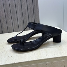 Bottega Veneta 葆蝶家2026春夏新款粗跟编织女鞋 BV字母logo中跟方头夹趾凉拖鞋 材质:鞋面进口小牛 Bottega Veneta 葆蝶家2026春夏新款粗跟编织女鞋 BV字母logo中跟方头夹趾凉拖鞋 材质:鞋面进口小牛