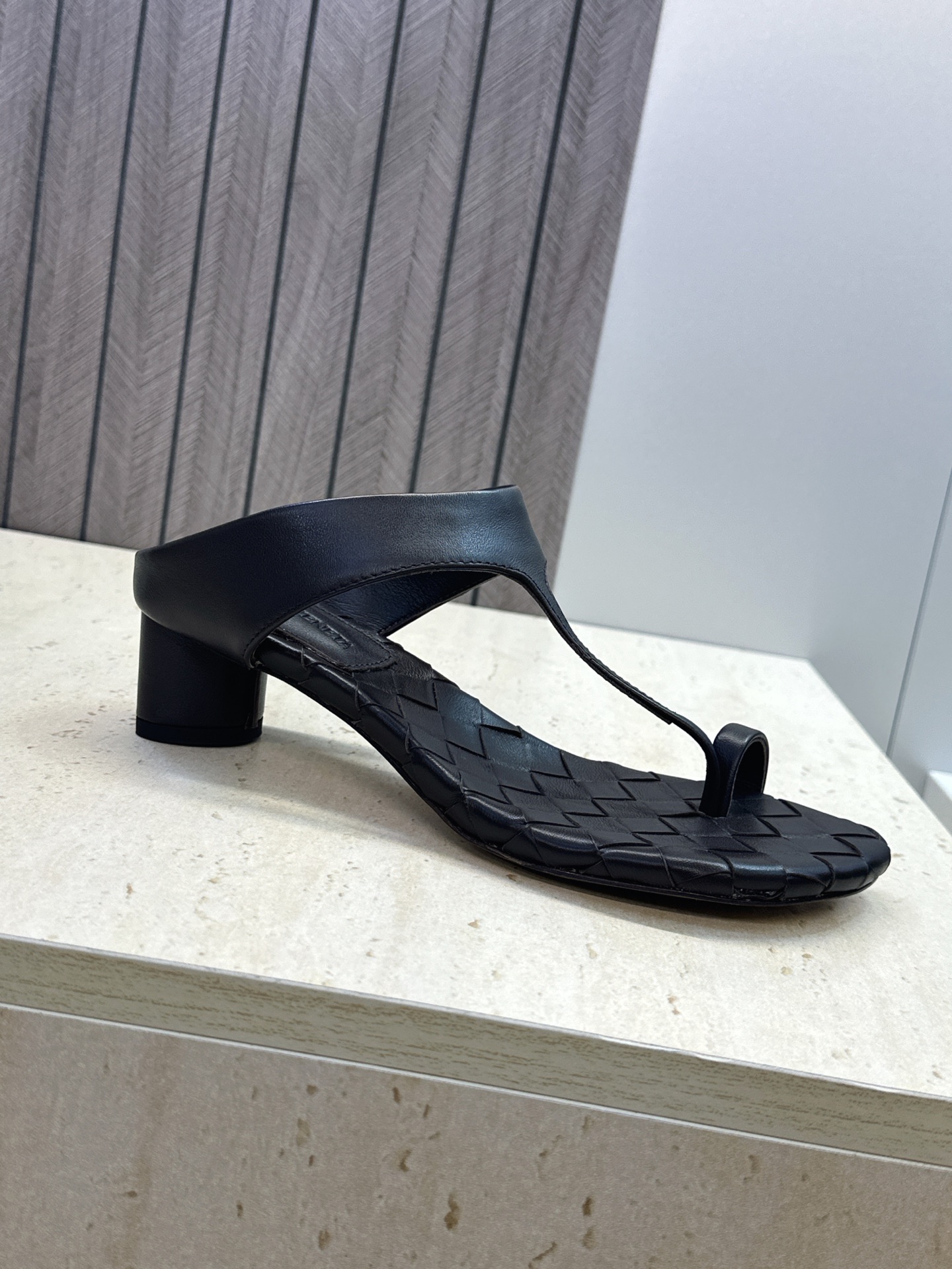 Bottega Veneta 葆蝶家2026春夏新款粗跟编织女鞋 BV字母logo中跟方头夹趾凉拖鞋 材质:鞋面进口小牛 Bottega Veneta 葆蝶家2026春夏新款粗跟编织女鞋 BV字母logo中跟方头夹趾凉拖鞋 材质:鞋面进口小牛