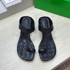 Bottega Veneta 葆蝶家2026春夏新款粗跟编织女鞋 BV字母logo中跟方头夹趾凉拖鞋 材质:鞋面进口小牛 Bottega Veneta 葆蝶家2026春夏新款粗跟编织女鞋 BV字母logo中跟方头夹趾凉拖鞋 材质:鞋面进口小牛