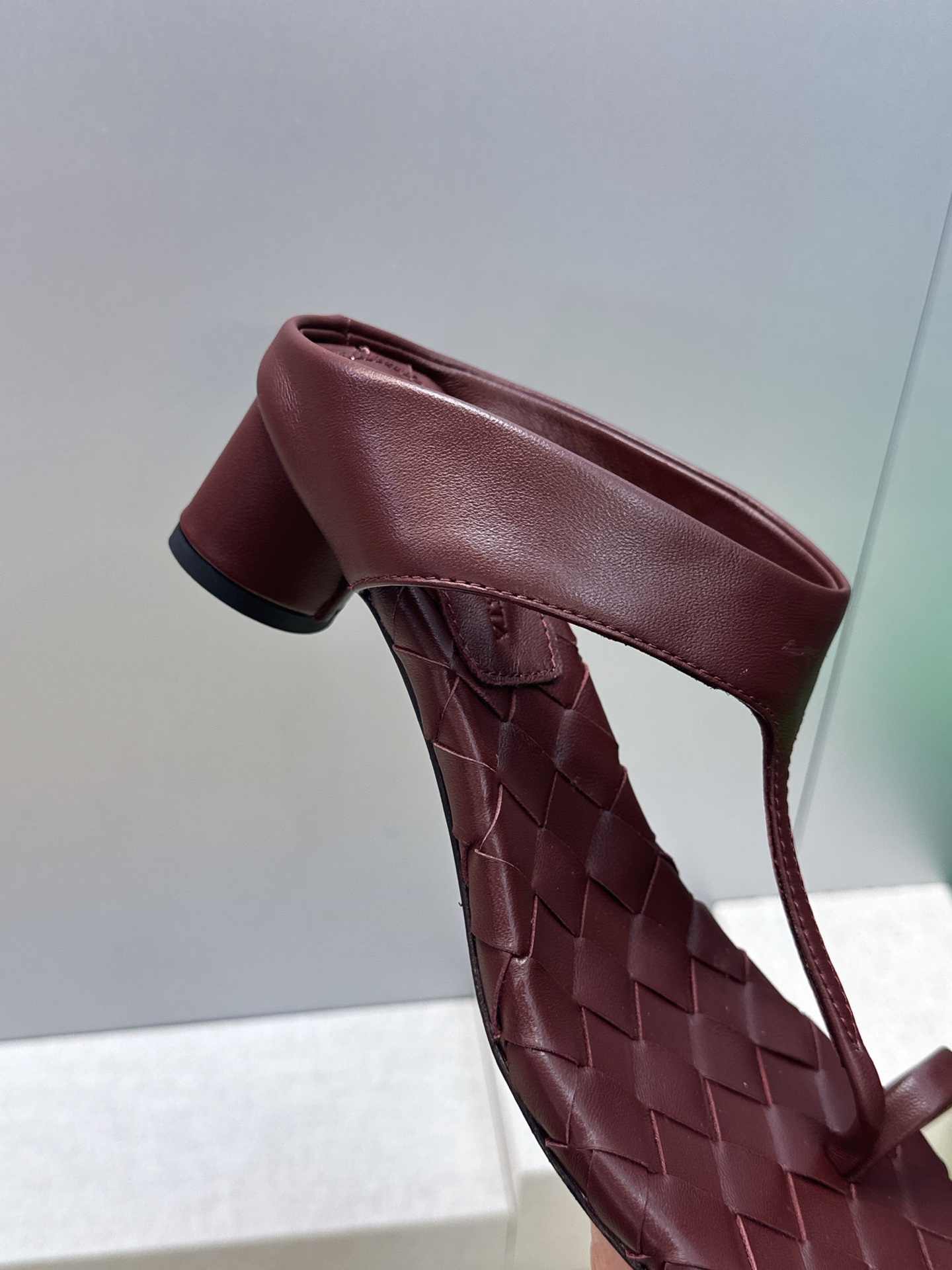 Bottega Veneta 葆蝶家2026春夏新款粗跟编织女鞋 BV字母logo中跟方头夹趾凉拖鞋 材质:鞋面进口小牛 Bottega Veneta 葆蝶家2026春夏新款粗跟编织女鞋 BV字母logo中跟方头夹趾凉拖鞋 材质:鞋面进口小牛