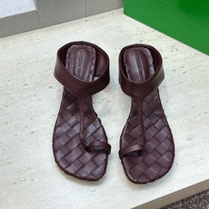 Bottega Veneta 葆蝶家2026春夏新款粗跟编织女鞋 BV字母logo中跟方头夹趾凉拖鞋 材质:鞋面进口小牛 Bottega Veneta 葆蝶家2026春夏新款粗跟编织女鞋 BV字母logo中跟方头夹趾凉拖鞋 材质:鞋面进口小牛