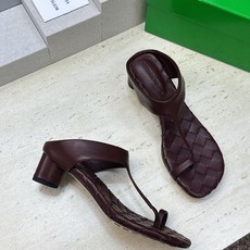 Bottega Veneta 葆蝶家2026春夏新款粗跟编织女鞋 BV字母logo中跟方头夹趾凉拖鞋 材质:鞋面进口小牛 Bottega Veneta 葆蝶家2026春夏新款粗跟编织女鞋 BV字母logo中跟方头夹趾凉拖鞋 材质:鞋面进口小牛