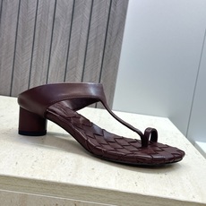 Bottega Veneta 葆蝶家2026春夏新款粗跟编织女鞋 BV字母logo中跟方头夹趾凉拖鞋 材质:鞋面进口小牛 Bottega Veneta 葆蝶家2026春夏新款粗跟编织女鞋 BV字母logo中跟方头夹趾凉拖鞋 材质:鞋面进口小牛