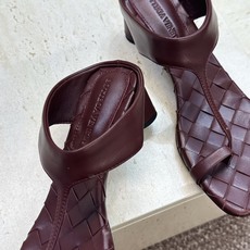 Bottega Veneta 葆蝶家2026春夏新款粗跟编织女鞋 BV字母logo中跟方头夹趾凉拖鞋 材质:鞋面进口小牛 Bottega Veneta 葆蝶家2026春夏新款粗跟编织女鞋 BV字母logo中跟方头夹趾凉拖鞋 材质:鞋面进口小牛