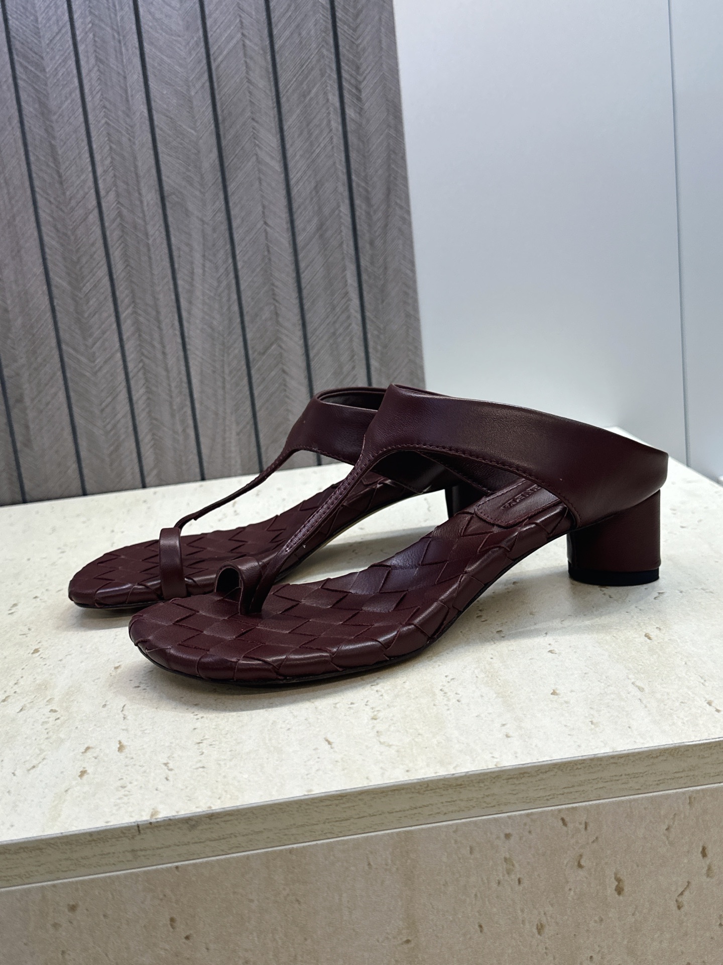 Bottega Veneta 葆蝶家2026春夏新款粗跟编织女鞋 BV字母logo中跟方头夹趾凉拖鞋 材质:鞋面进口小牛 Bottega Veneta 葆蝶家2026春夏新款粗跟编织女鞋 BV字母logo中跟方头夹趾凉拖鞋 材质:鞋面进口小牛