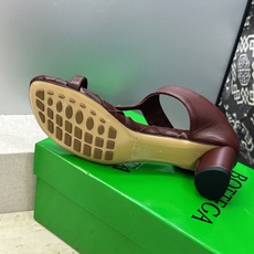 Bottega Veneta 葆蝶家2026春夏新款粗跟编织女鞋 BV字母logo中跟方头夹趾凉拖鞋 材质:鞋面进口小牛 Bottega Veneta 葆蝶家2026春夏新款粗跟编织女鞋 BV字母logo中跟方头夹趾凉拖鞋 材质:鞋面进口小牛