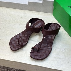 Bottega Veneta 葆蝶家2026春夏新款粗跟编织女鞋 BV字母logo中跟方头夹趾凉拖鞋 材质:鞋面进口小牛 Bottega Veneta 葆蝶家2026春夏新款粗跟编织女鞋 BV字母logo中跟方头夹趾凉拖鞋 材质:鞋面进口小牛