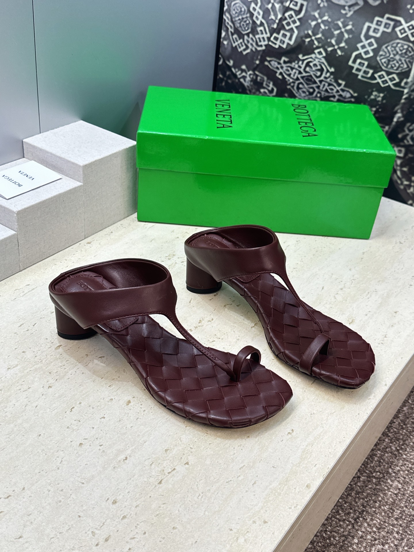 Bottega Veneta 葆蝶家2026春夏新款粗跟编织女鞋 BV字母logo中跟方头夹趾凉拖鞋 材质:鞋面进口小牛 Bottega Veneta 葆蝶家2026春夏新款粗跟编织女鞋 BV字母logo中跟方头夹趾凉拖鞋 材质:鞋面进口小牛