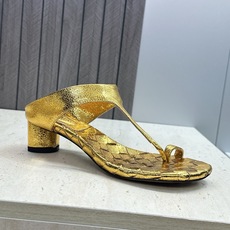 Bottega Veneta 葆蝶家2026春夏新款粗跟编织女鞋 BV字母logo中跟方头夹趾凉拖鞋 材质:鞋面进口小牛 Bottega Veneta 葆蝶家2026春夏新款粗跟编织女鞋 BV字母logo中跟方头夹趾凉拖鞋 材质:鞋面进口小牛