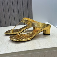Bottega Veneta 葆蝶家2026春夏新款粗跟编织女鞋 BV字母logo中跟方头夹趾凉拖鞋 材质:鞋面进口小牛 Bottega Veneta 葆蝶家2026春夏新款粗跟编织女鞋 BV字母logo中跟方头夹趾凉拖鞋 材质:鞋面进口小牛