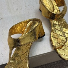 Bottega Veneta 葆蝶家2026春夏新款粗跟编织女鞋 BV字母logo中跟方头夹趾凉拖鞋 材质:鞋面进口小牛 Bottega Veneta 葆蝶家2026春夏新款粗跟编织女鞋 BV字母logo中跟方头夹趾凉拖鞋 材质:鞋面进口小牛