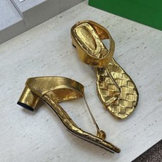 Bottega Veneta 葆蝶家2026春夏新款粗跟编织女鞋 BV字母logo中跟方头夹趾凉拖鞋 材质:鞋面进口小牛 Bottega Veneta 葆蝶家2026春夏新款粗跟编织女鞋 BV字母logo中跟方头夹趾凉拖鞋 材质:鞋面进口小牛